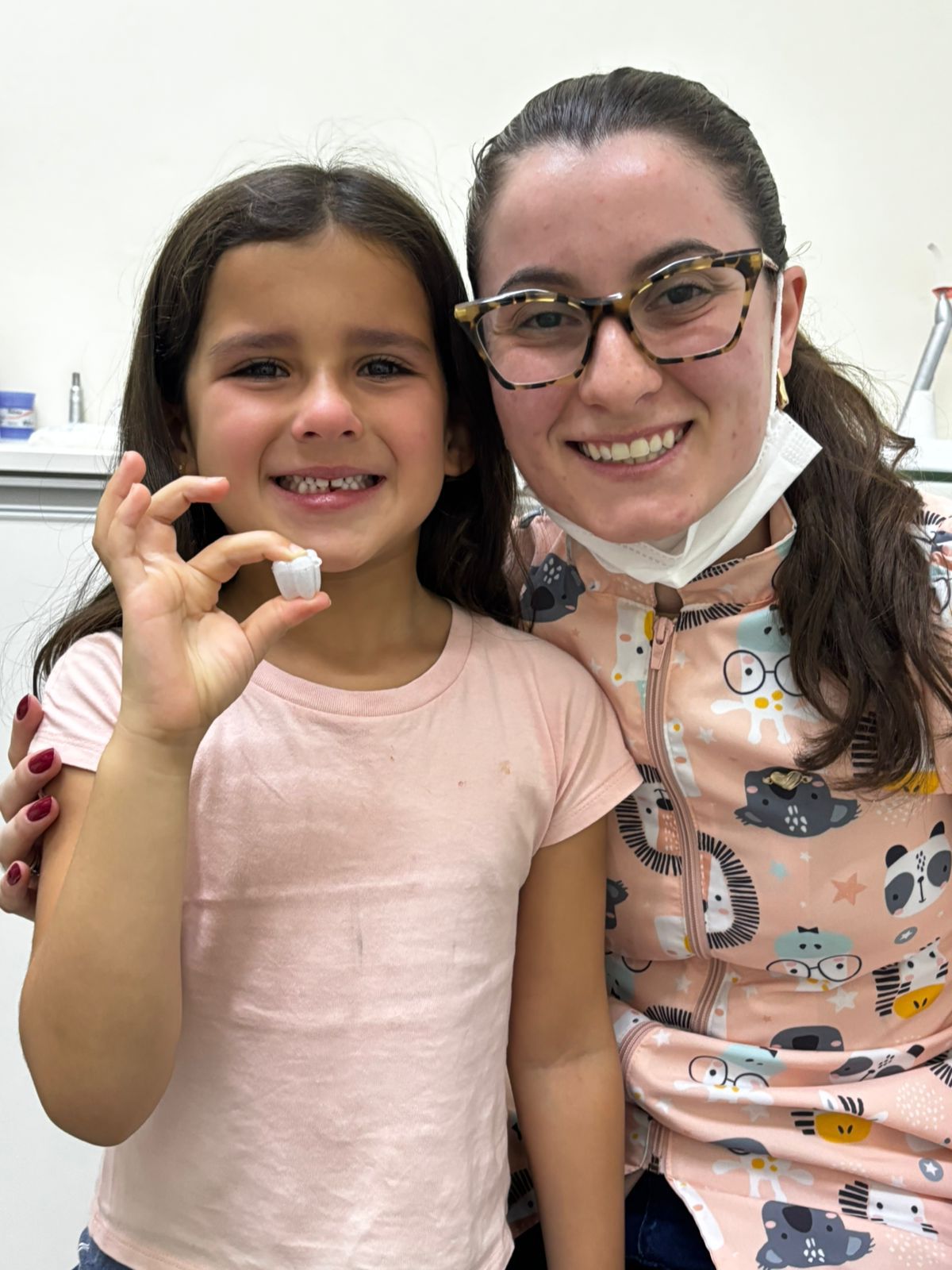 Criança comemorando após atendimento na odontopediatria da Dra. Beatriz Pileggi em Limeira-SP